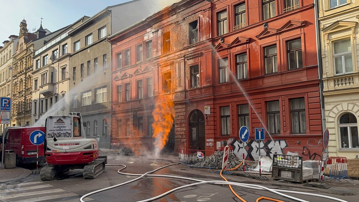 Hasiči zasahují u požáru na Letné. (10.3.2026)