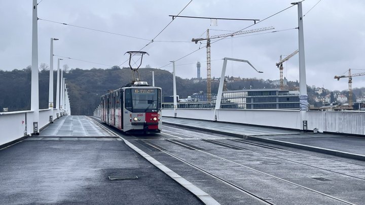 Tramvaj při zkušební jízdě na Dvoreckém mostě. 