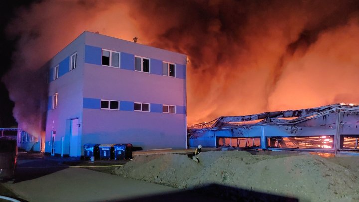 Hasiči od rána zasahují u požáru haly v Pardubicích. (20.3.2026)