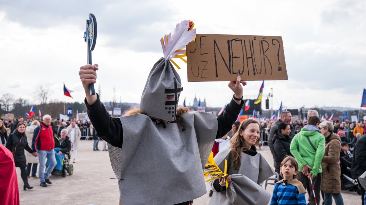 Lidé se scházejí na Letenské pláni na shromáždění Milionu chvilek pro demokracii. (21.3.2026)
