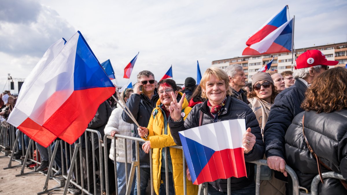 Lidé se scházejí na Letenské pláni na shromáždění Milionu chvilek pro demokracii. (21.3.2026)