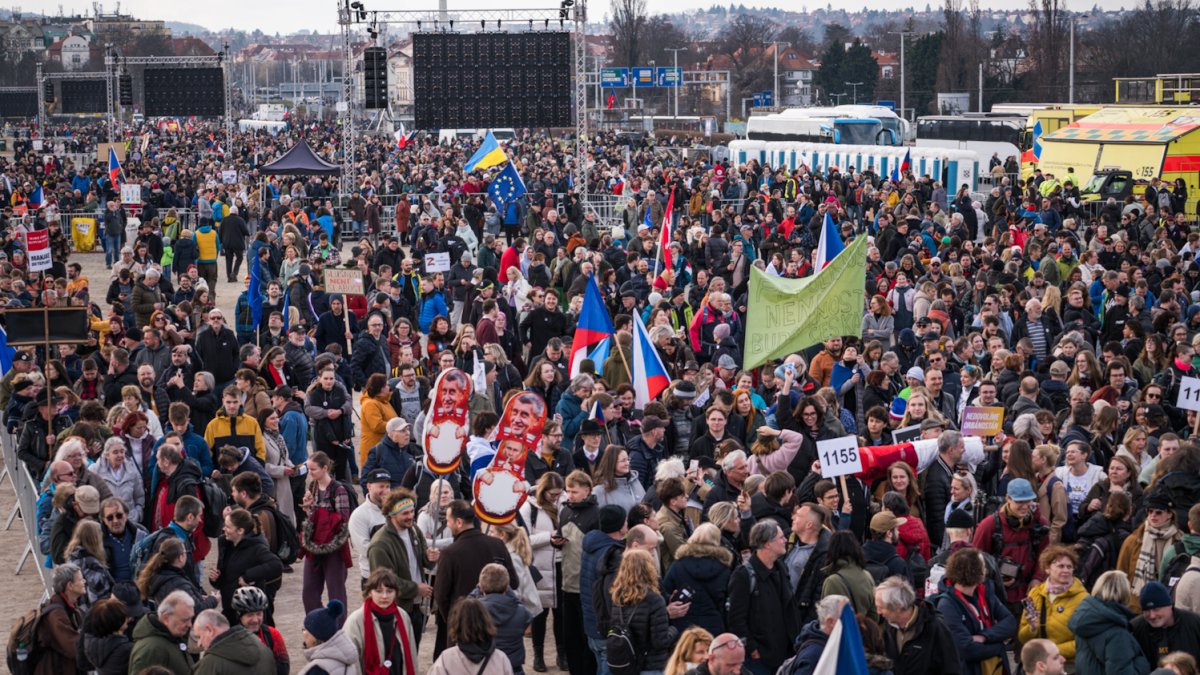 Lidé se scházejí na Letenské pláni na shromáždění Milionu chvilek pro demokracii. (21.3.2026)