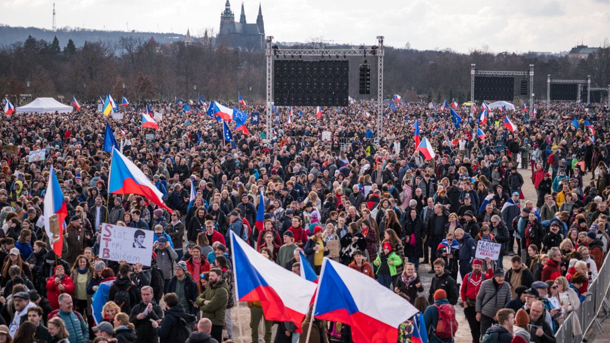 Lidé se scházejí na Letenské pláni na shromáždění Milionu chvilek pro demokracii. (21.3.2026)