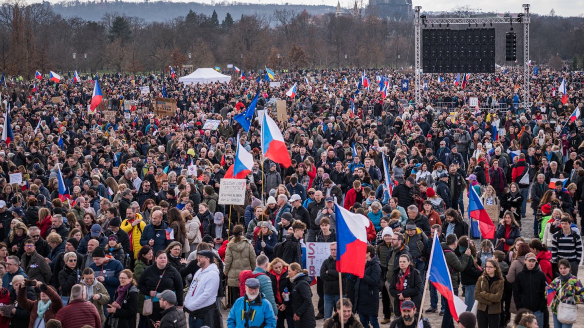 Lidé se scházejí na Letenské pláni na shromáždění Milionu chvilek pro demokracii. (21.3.2026)