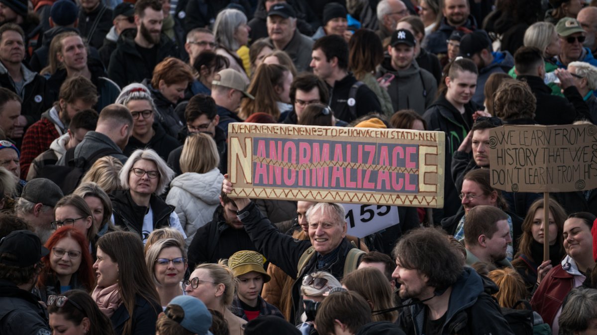 Lidé se sešli na Letenské pláni na shromáždění Milionu chvilek pro demokracii. (21.3.2026)