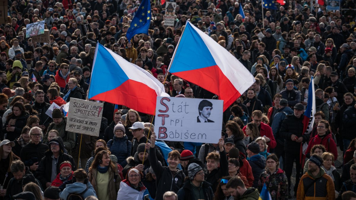 Lidé se sešli na Letenské pláni na shromáždění Milionu chvilek pro demokracii. (21.3.2026)