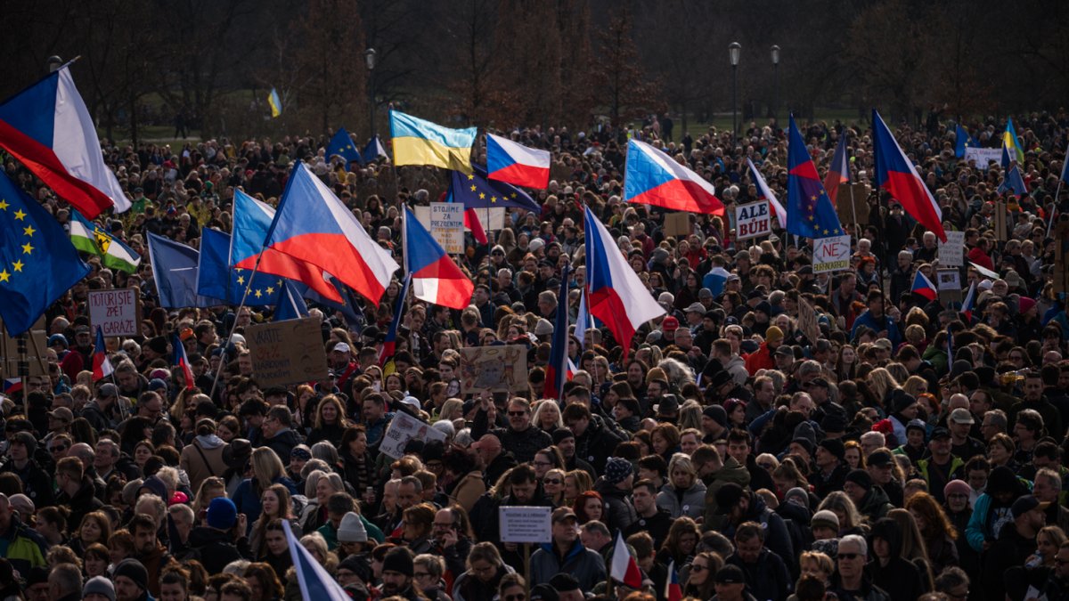 Lidé se sešli na Letenské pláni na shromáždění Milionu chvilek pro demokracii. (21.3.2026)