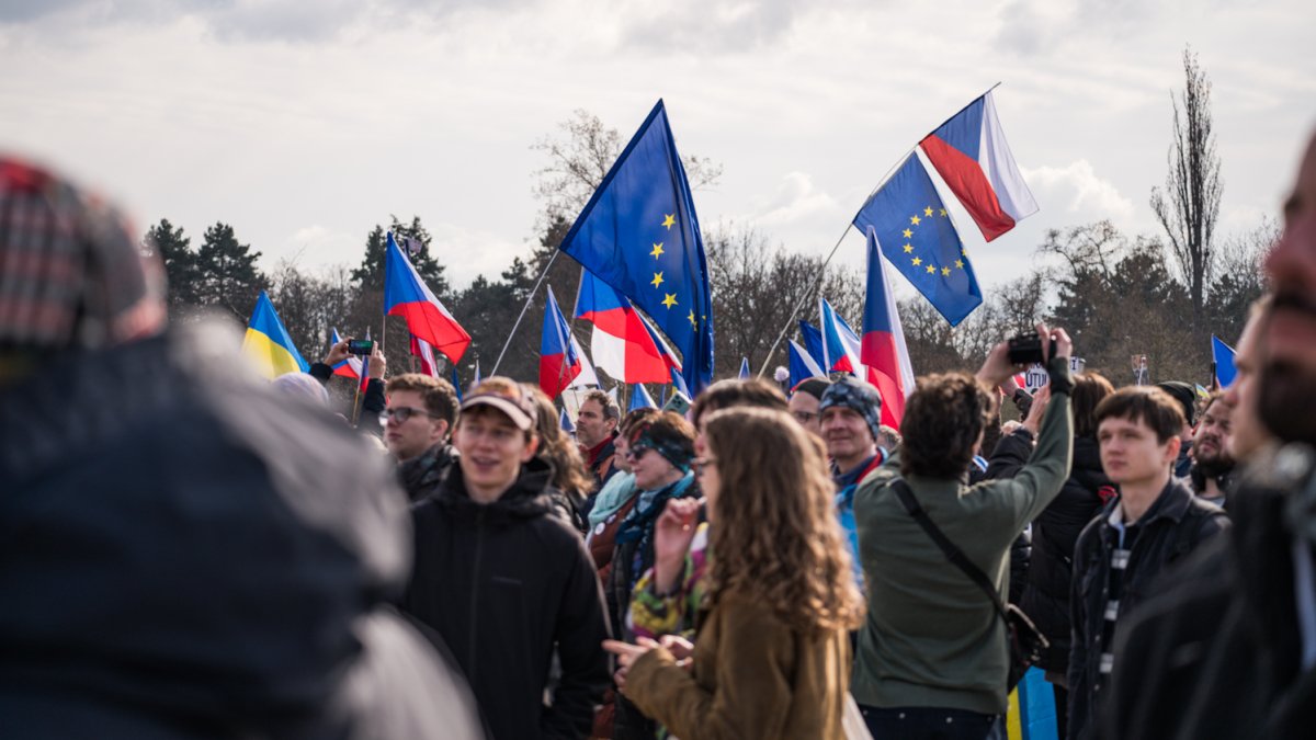 Lidé se sešli na Letenské pláni na shromáždění Milionu chvilek pro demokracii. (21.3.2026)
