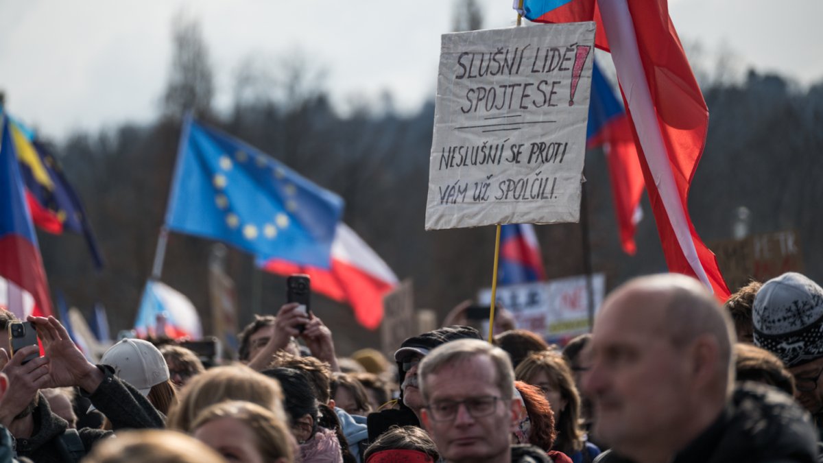 Lidé se sešli na Letenské pláni na shromáždění Milionu chvilek pro demokracii. (21.3.2026)