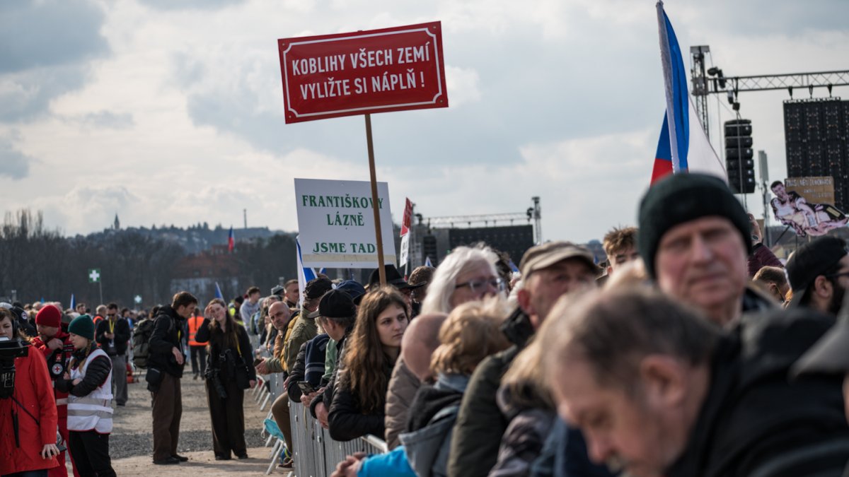 Lidé se sešli na Letenské pláni na shromáždění Milionu chvilek pro demokracii. (21.3.2026)