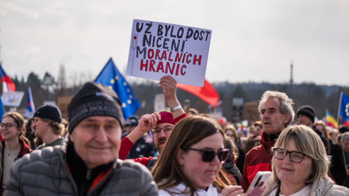 Lidé se sešli na Letenské pláni na shromáždění Milionu chvilek pro demokracii. (21.3.2026)
