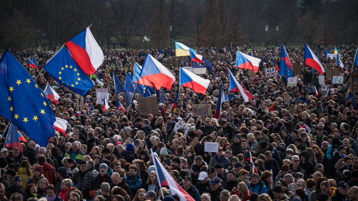 Lidé se sešli na Letenské pláni na shromáždění Milionu chvilek pro demokracii. (21.3.2026)