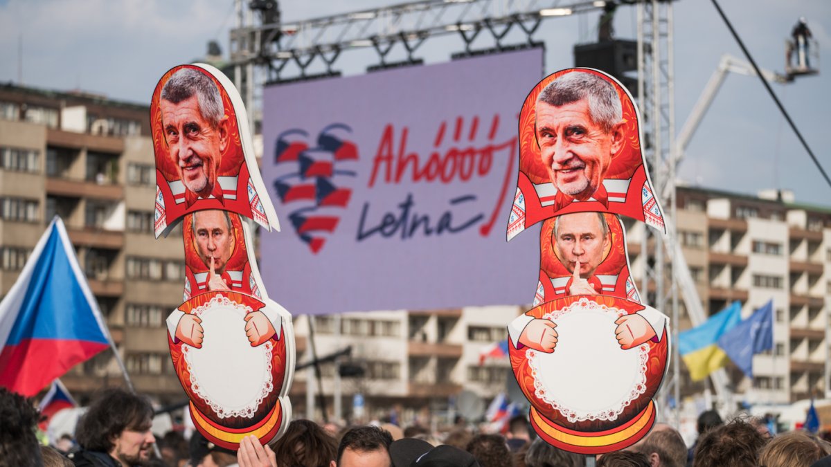 Lidé se sešli na Letenské pláni na shromáždění Milionu chvilek pro demokracii. (21.3.2026)