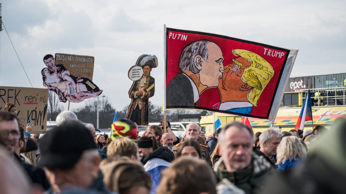 Lidé se sešli na Letenské pláni na shromáždění Milionu chvilek pro demokracii. (21.3.2026)