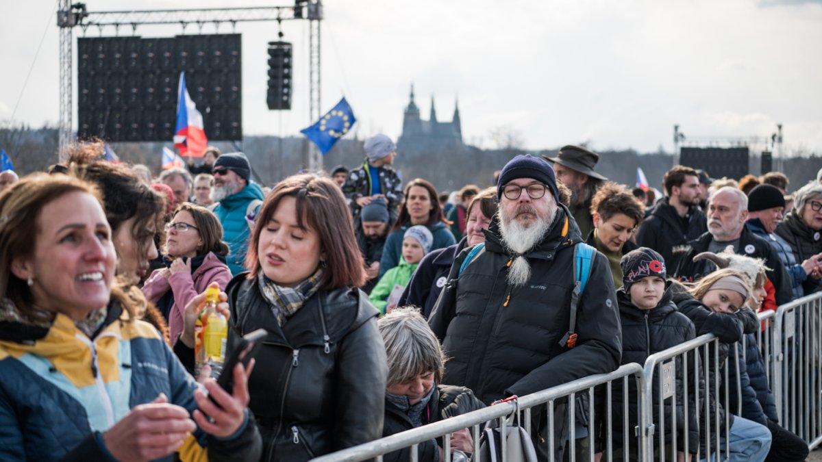 Lidé se sešli na Letenské pláni na shromáždění Milionu chvilek pro demokracii. (21.3.2026)