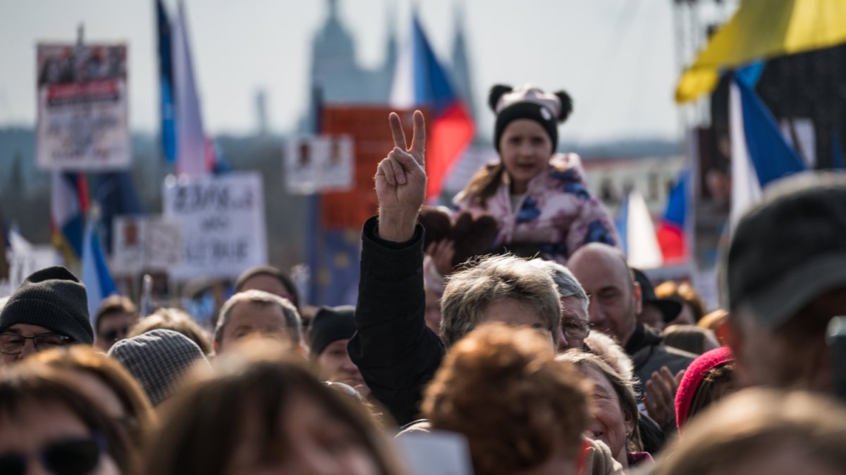 Lidé se sešli na Letenské pláni na shromáždění Milionu chvilek pro demokracii. (21.3.2026)
