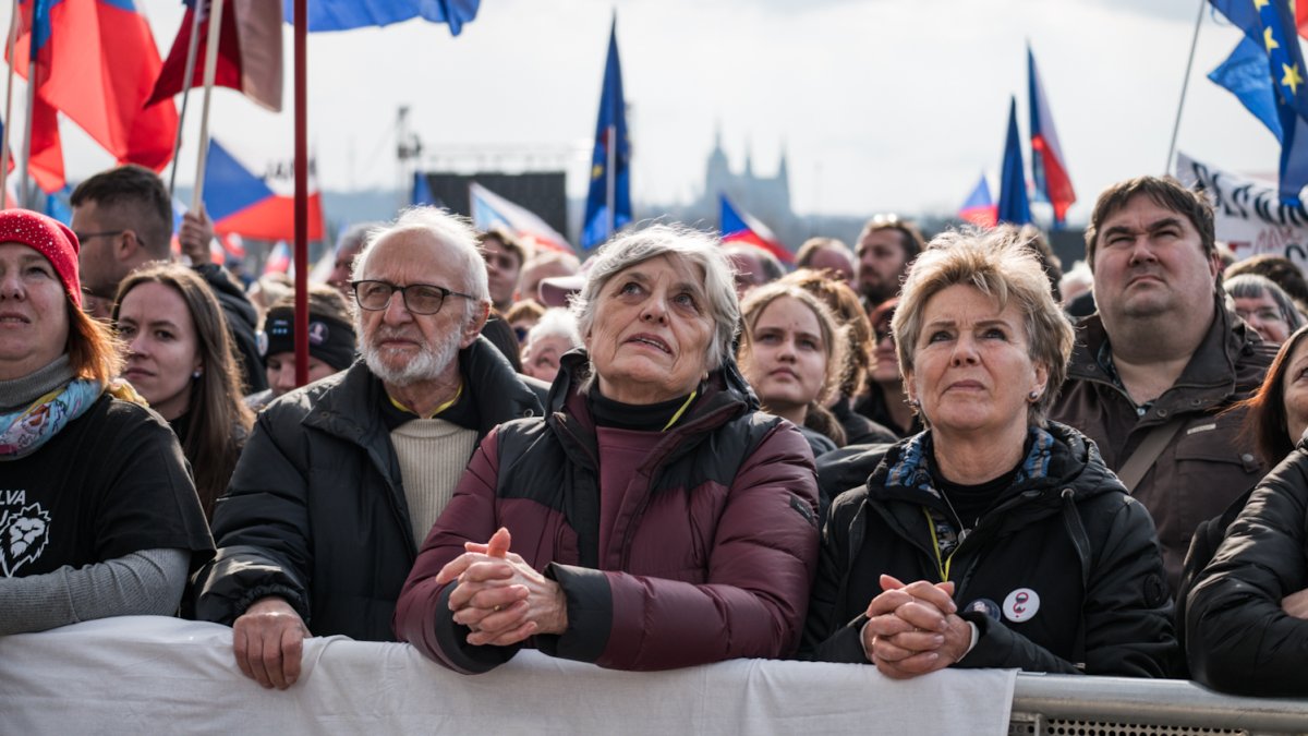 Lidé se sešli na Letenské pláni na shromáždění Milionu chvilek pro demokracii. (21.3.2026)