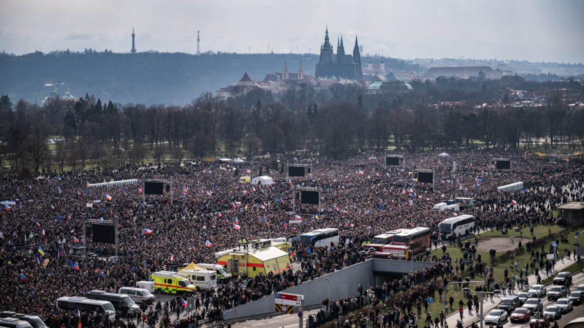Lidé se sešli na Letenské pláni na shromáždění Milionu chvilek pro demokracii. (21.3.2026)