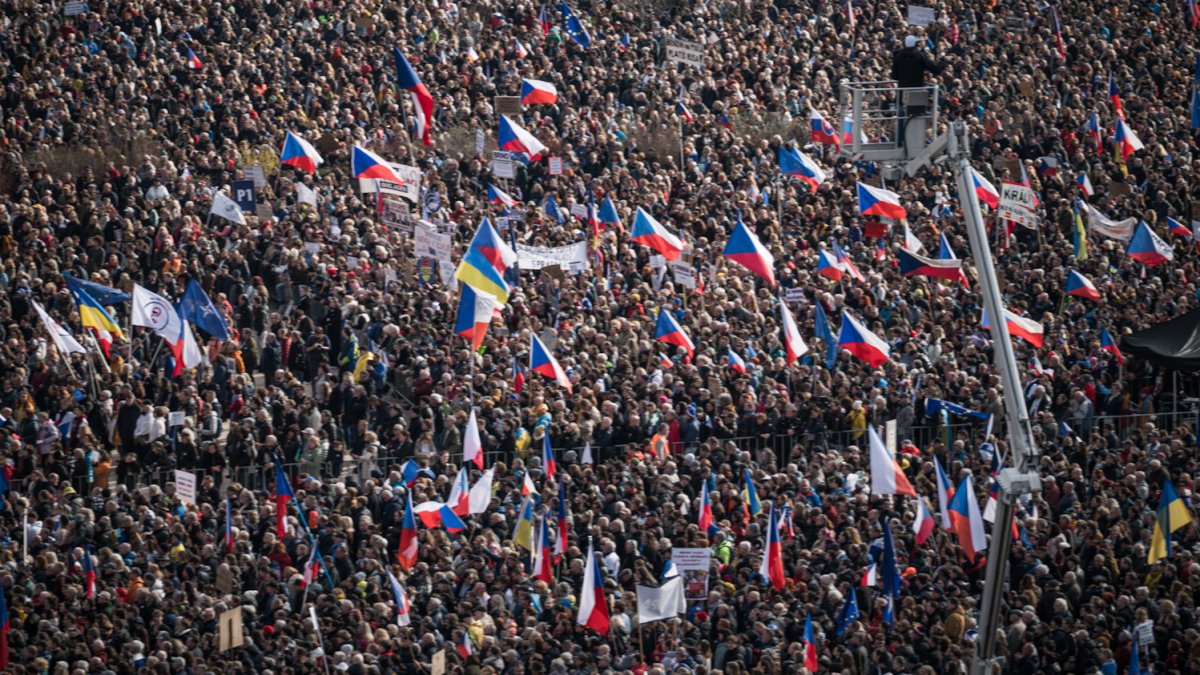 Lidé se sešli na Letenské pláni na shromáždění Milionu chvilek pro demokracii. (21.3.2026)