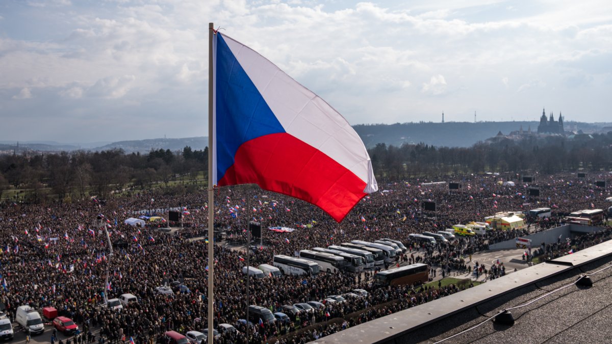 Lidé se sešli na Letenské pláni na shromáždění Milionu chvilek pro demokracii. (21.3.2026)
