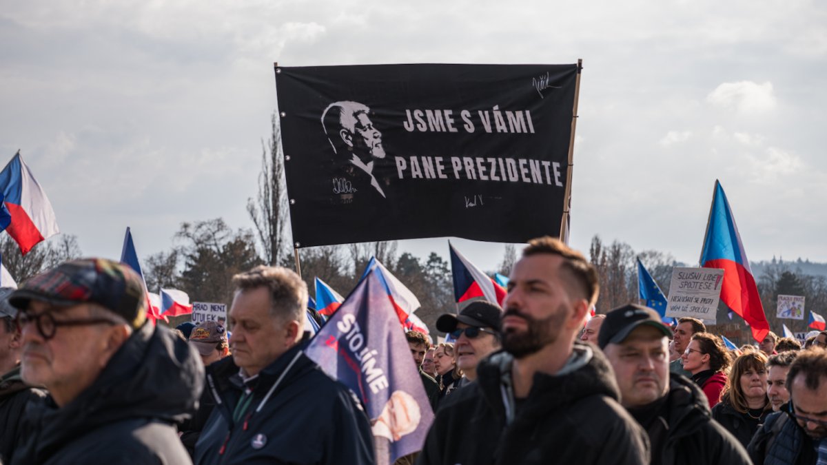 Lidé se sešli na Letenské pláni na shromáždění Milionu chvilek pro demokracii. (21.3.2026)