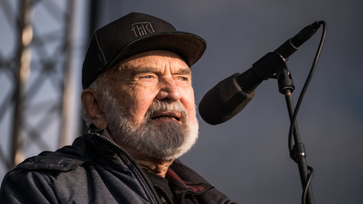 Lidé se sešli na Letenské pláni na shromáždění Milionu chvilek pro demokracii. (21.3.2026)