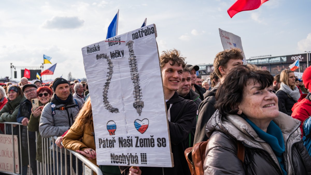 Lidé se sešli na Letenské pláni na shromáždění Milionu chvilek pro demokracii. (21.3.2026)