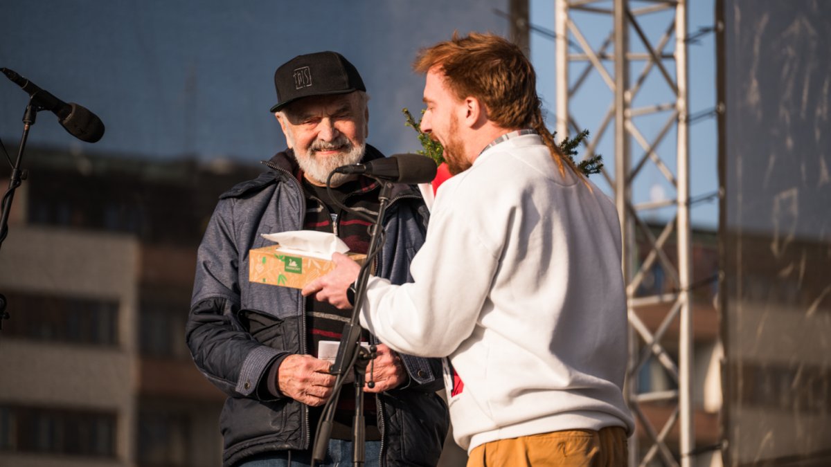 Lidé se sešli na Letenské pláni na shromáždění Milionu chvilek pro demokracii. (21.3.2026)