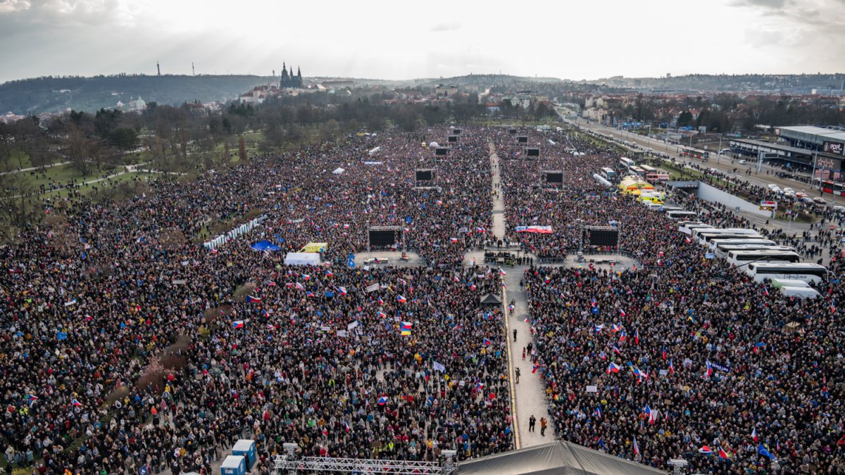 Lidé se sešli na Letenské pláni na shromáždění Milionu chvilek pro demokracii. (21.3.2026)