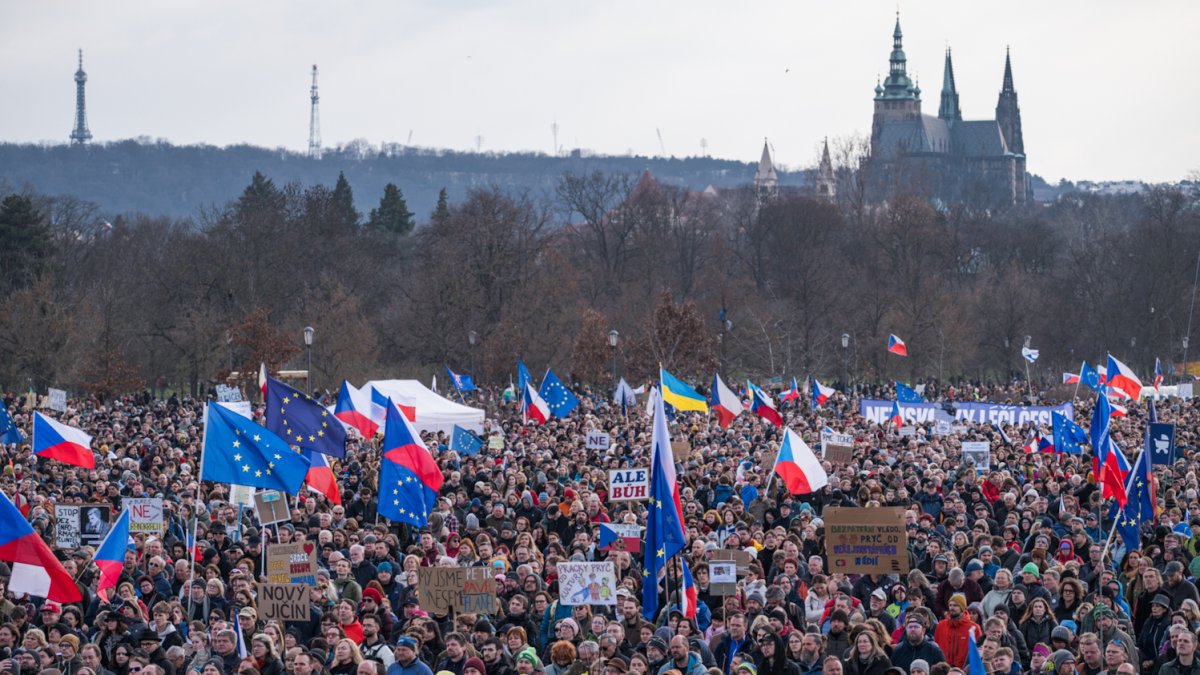 Lidé se sešli na Letenské pláni na shromáždění Milionu chvilek pro demokracii. (21.3.2026)