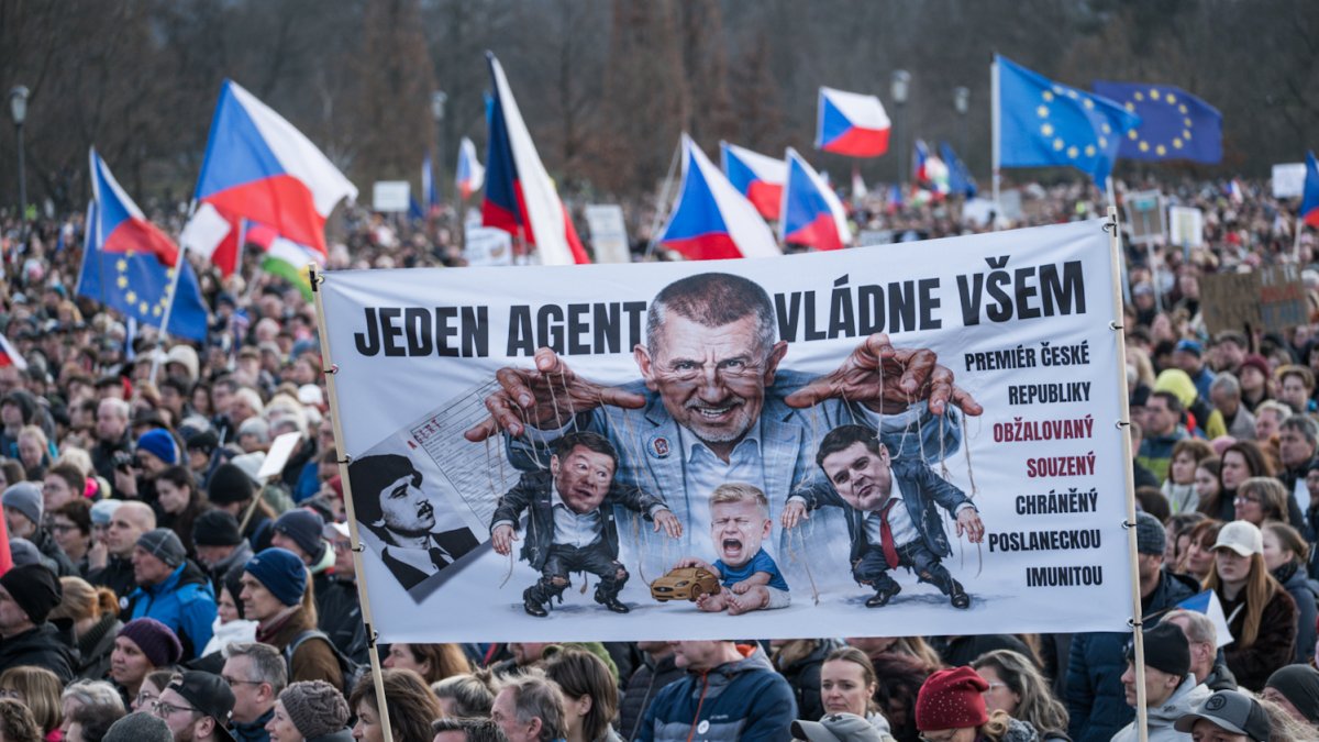Lidé se sešli na Letenské pláni na shromáždění Milionu chvilek pro demokracii. (21.3.2026)
