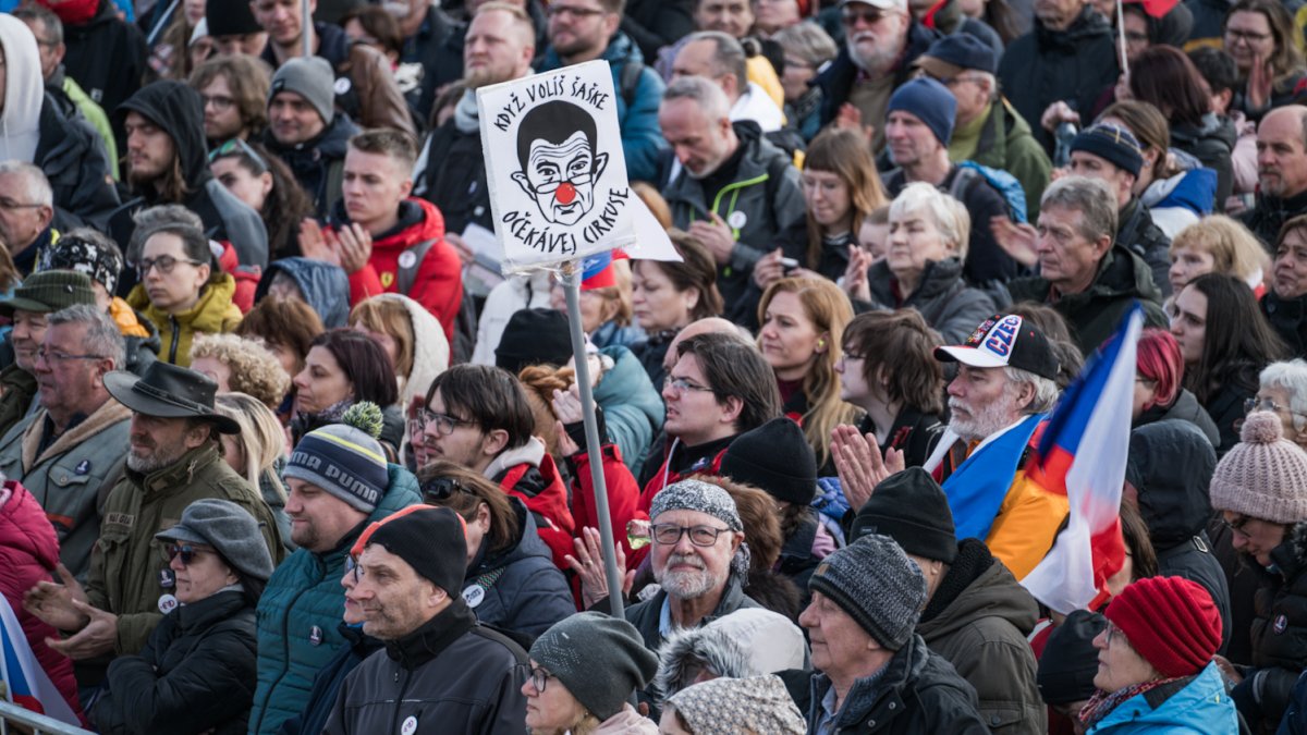 Lidé se sešli na Letenské pláni na shromáždění Milionu chvilek pro demokracii. (21.3.2026)