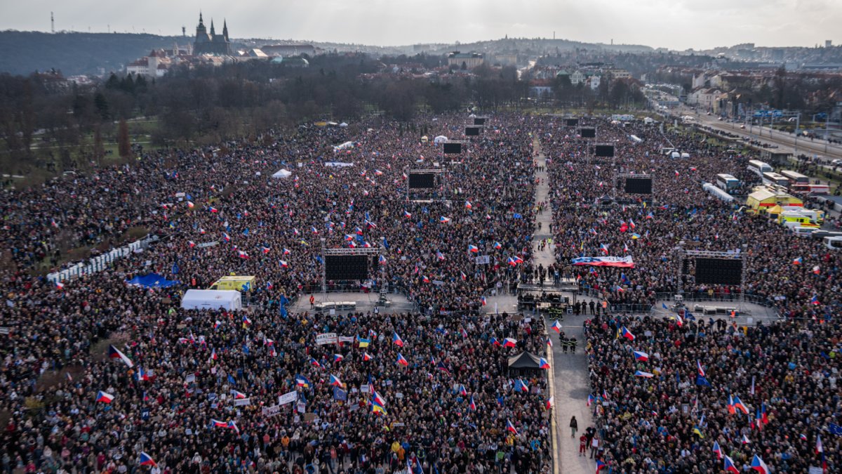 Lidé se sešli na Letenské pláni na shromáždění Milionu chvilek pro demokracii. (21.3.2026)