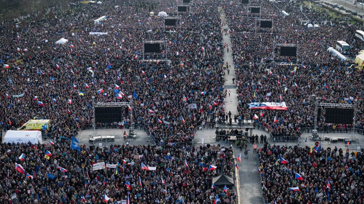 Lidé se sešli na Letenské pláni na shromáždění Milionu chvilek pro demokracii. (21.3.2026)
