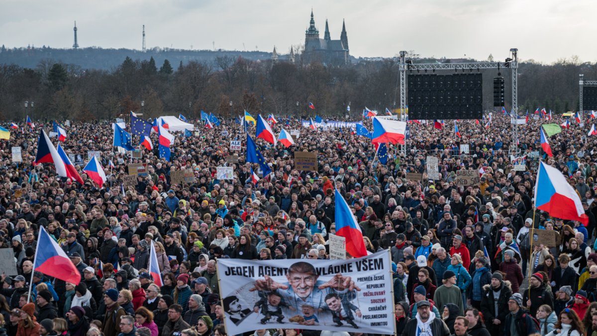 Lidé se sešli na Letenské pláni na shromáždění Milionu chvilek pro demokracii. (21.3.2026)
