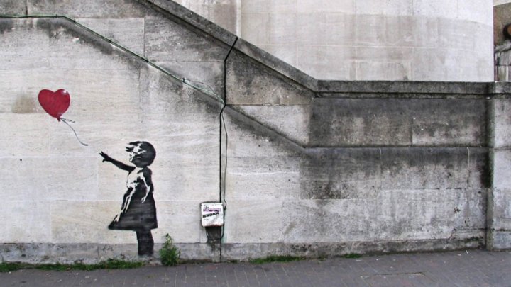 Jedno z nejslavnějších děl umělce vystupujícího pod přezdívkou Banksy