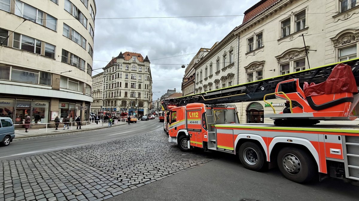 Hasiči zasahují u požáru opony v Divadle Komedie. (26.3.2026)