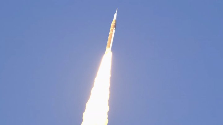 Mise Artemis II úspěšně odstartovala. 