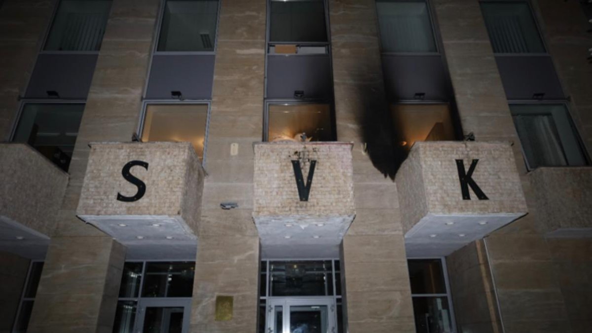 Policie obvinila pachatele útoku na Ruský dům. 