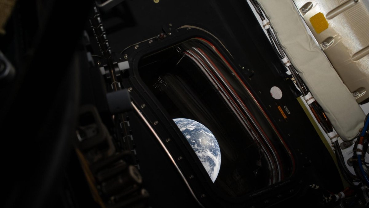 Posádka lodi Artemis II poslala na Zemi první snímky z vesmíru