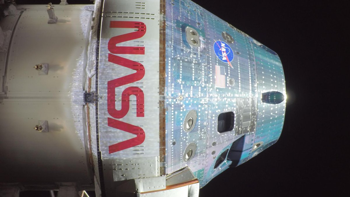 Posádka lodi Artemis II poslala na Zemi první snímky z vesmíru