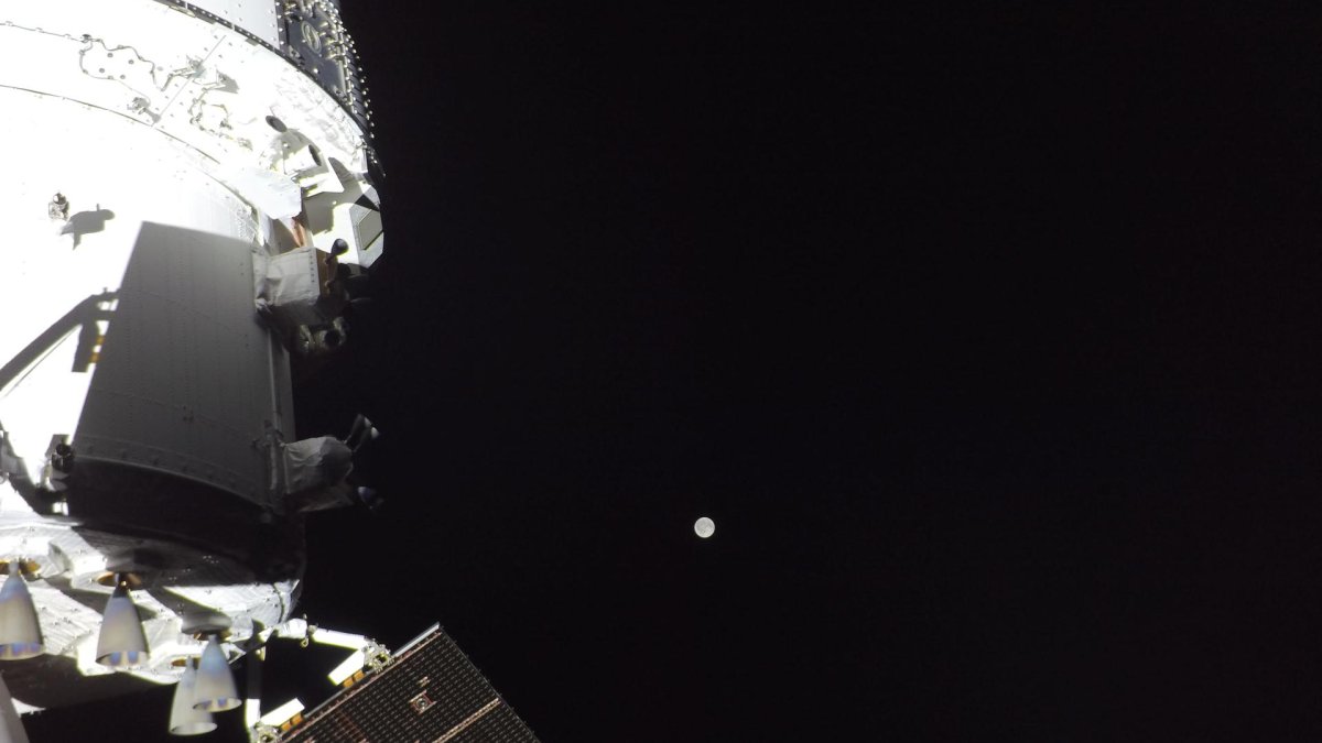 Posádka lodi Artemis II poslala na Zemi první snímky z vesmíru