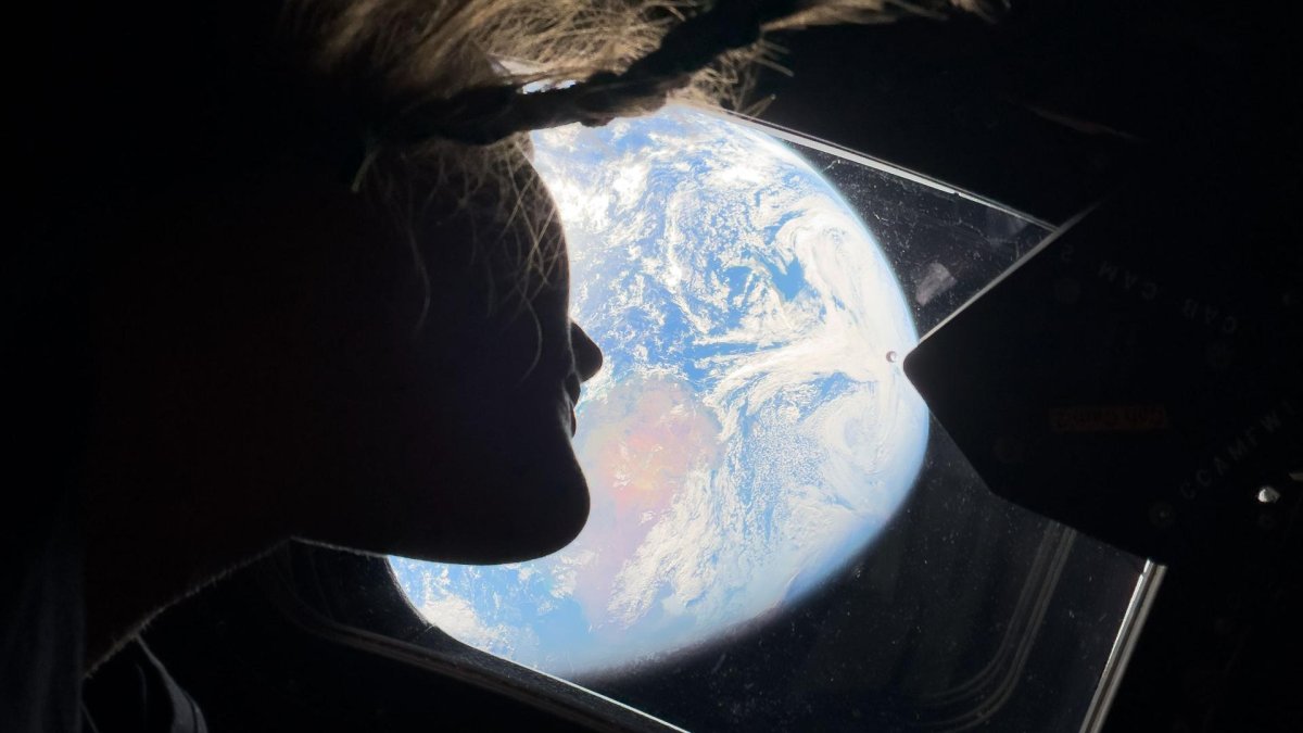Posádka lodi Artemis II poslala na Zemi první snímky z vesmíru