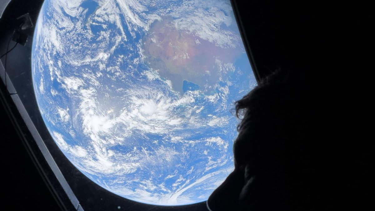 Posádka lodi Artemis II poslala na Zemi první snímky z vesmíru