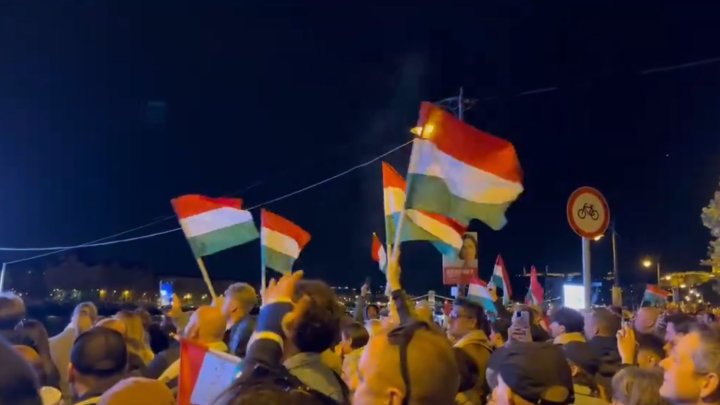 Maďaři zaplavili ulice Budapešti