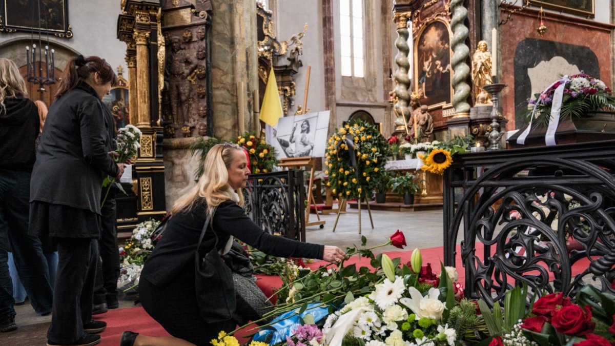 Češi se rozloučili s hercem Janem Potměšilem