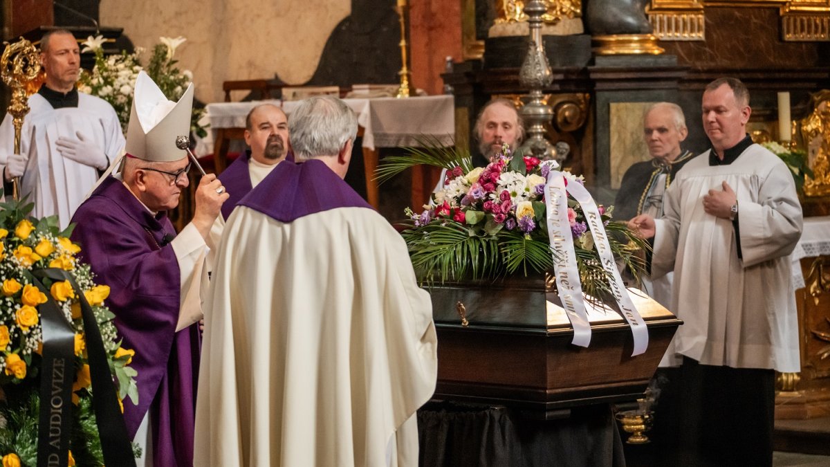 Češi se rozloučili s hercem Janem Potměšilem
