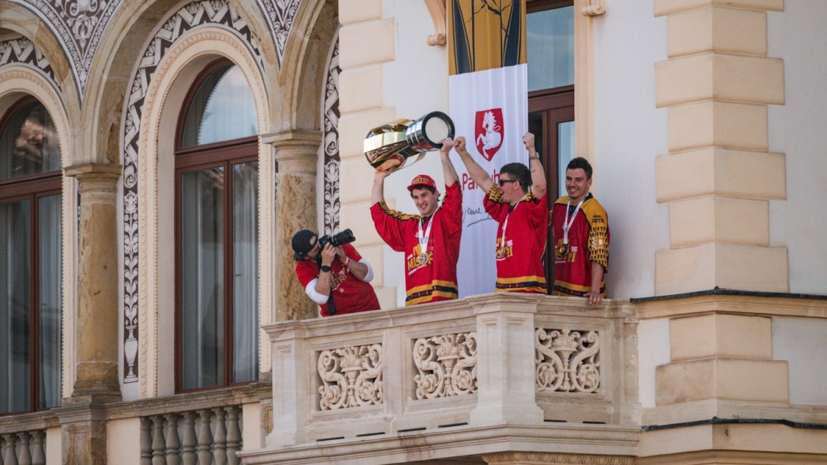 HC Dynamo Pardubice slaví na Pernštýnském náměstí s fanoušky zisk titulu