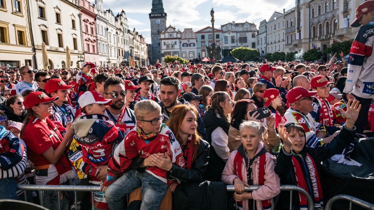 HC Dynamo Pardubice slaví na Pernštýnském náměstí s fanoušky zisk titulu