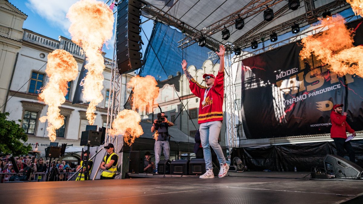 HC Dynamo Pardubice slaví na Pernštýnském náměstí s fanoušky zisk titulu